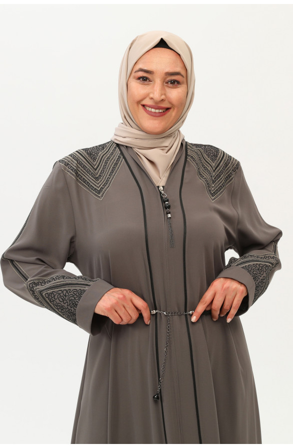 BÜYÜK BEDEN TAŞLI VE NAKIŞLI KREP KUMAŞ KADIN BÜYUK BEDEN FERACE - VİZON